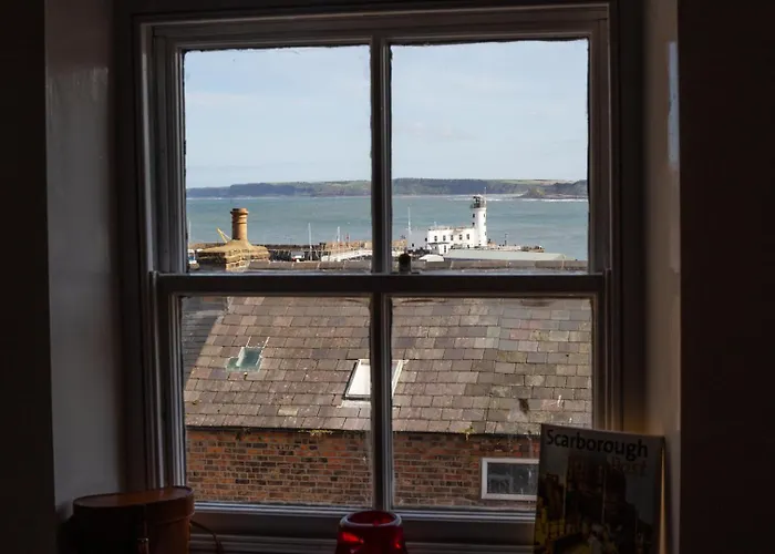 Half Moon House - Timeless Charm With Sea Views Дом отдыха