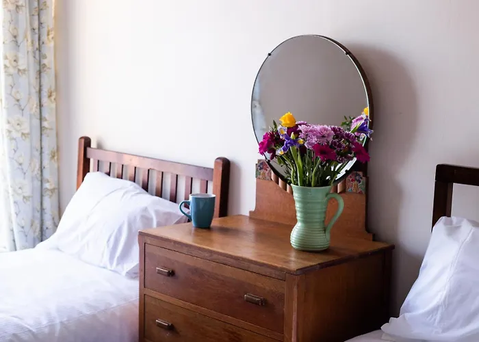 Дом отдыха Half Moon House - Timeless Charm With Sea Views
