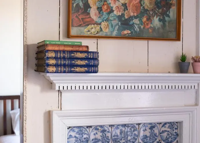 Half Moon House - Timeless Charm With Sea Views Дом отдыха *