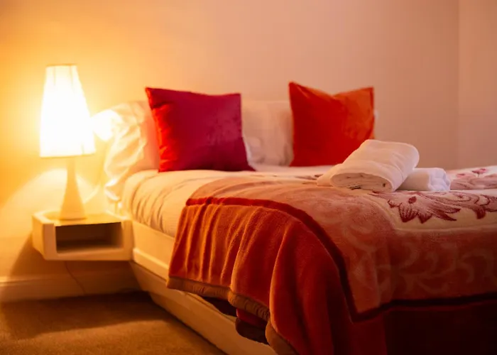 Half Moon House - Timeless Charm With Sea Views Дом отдыха