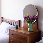 펜션 Half Moon House - Timeless Charm With Sea Views