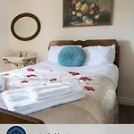 Half Moon House - Timeless Charm With Sea Views