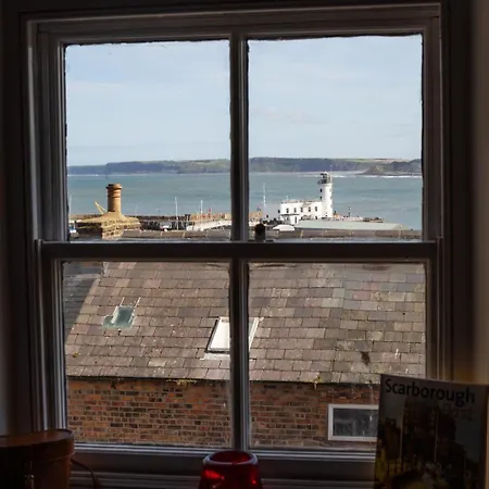 Half Moon House - Timeless Charm With Sea Views Дом отдыха