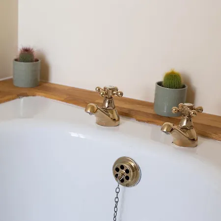 Half Moon House - Timeless Charm With Sea Views