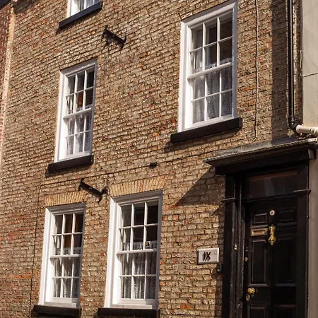 Half Moon House - Timeless Charm With Sea Views Scarborough