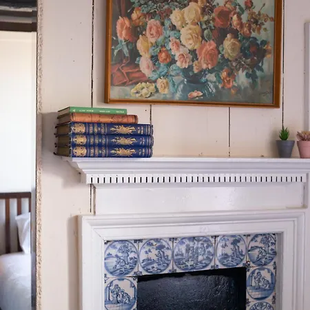 Half Moon House - Timeless Charm With Sea Views Holiday home *