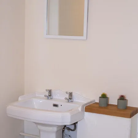 בית נופש Half Moon House - Timeless Charm With Sea Views סקארבורו