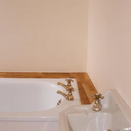 Half Moon House - Timeless Charm With Sea Views Scarborough