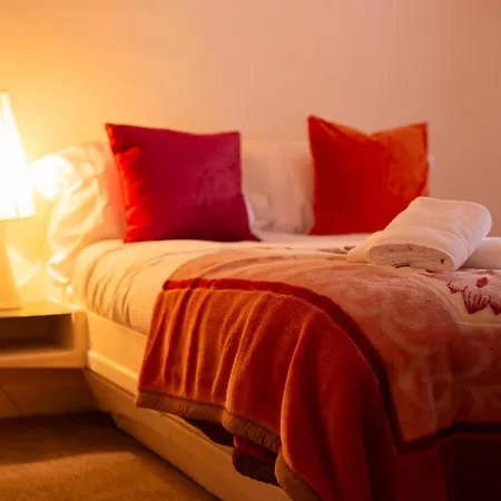 Half Moon House - Timeless Charm With Sea Views Дом отдыха