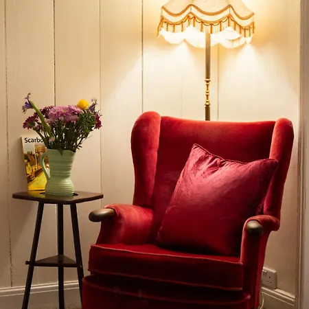 Half Moon House - Timeless Charm With Sea Views スカーバラ