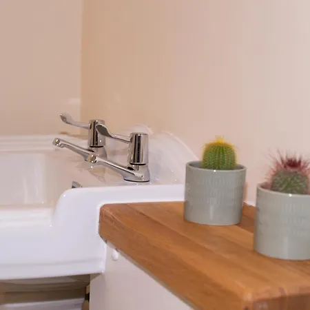 Half Moon House - Timeless Charm With Sea Views