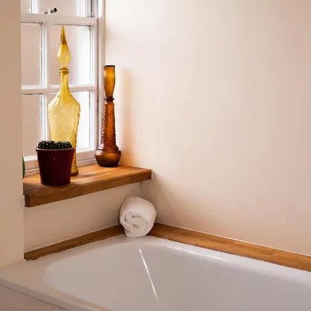 Half Moon House - Timeless Charm With Sea Views *