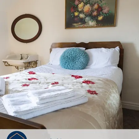 Half Moon House - Timeless Charm With Sea Views