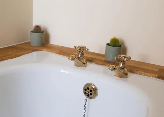 Half Moon House - Timeless Charm With Sea Views