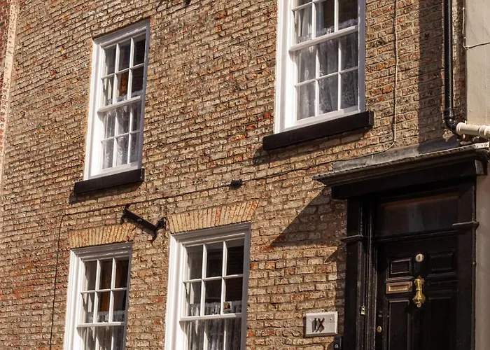 Half Moon House - Timeless Charm With Sea Views Scarborough