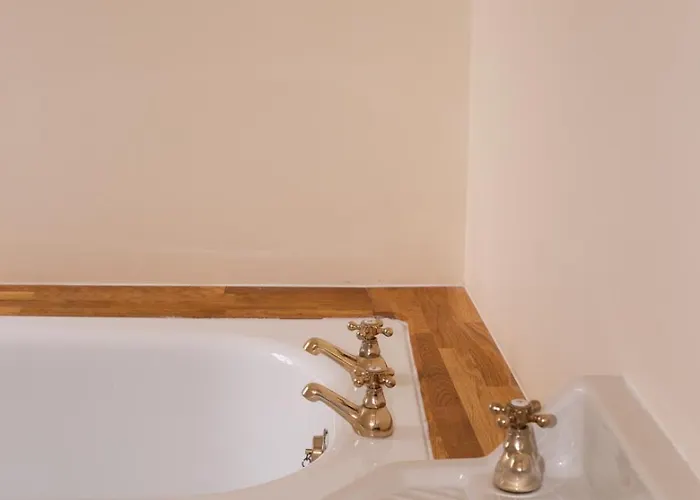 Half Moon House - Timeless Charm With Sea Views Scarborough