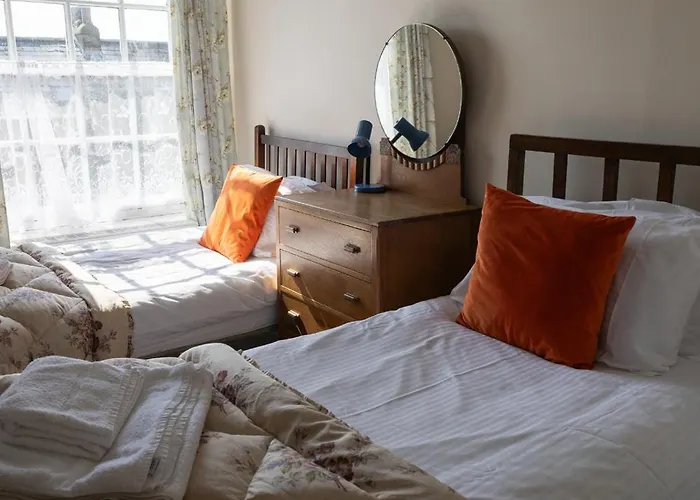 Half Moon House - Timeless Charm With Sea Views