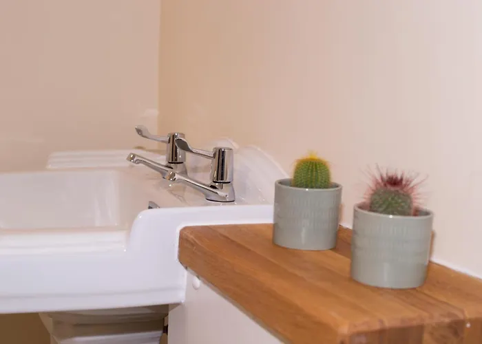 Half Moon House - Timeless Charm With Sea Views