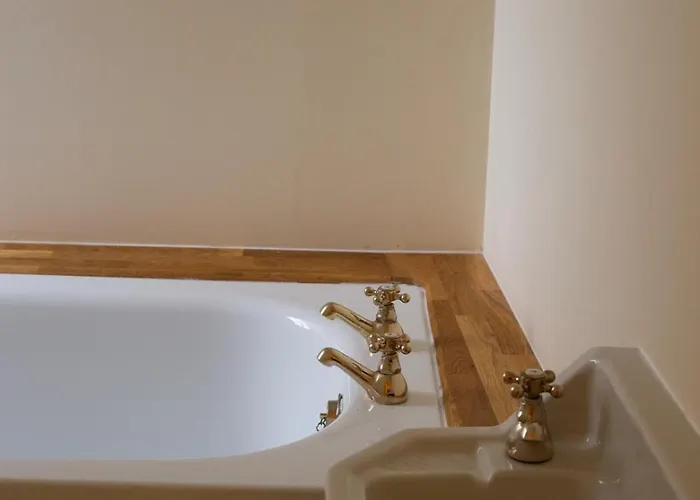 Half Moon House - Timeless Charm With Sea Views *