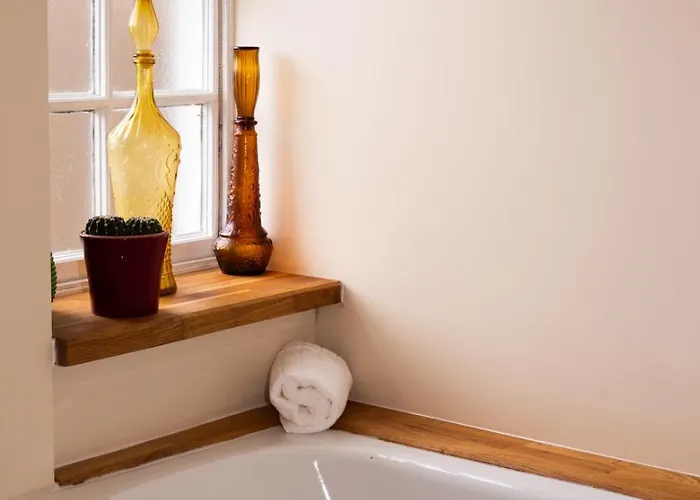 Half Moon House - Timeless Charm With Sea Views *