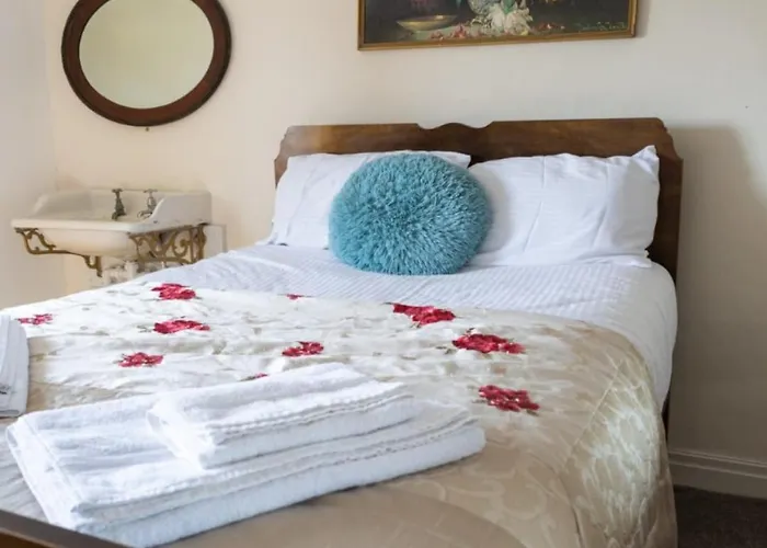 Half Moon House - Timeless Charm With Sea Views