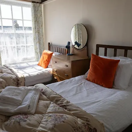 Half Moon House - Timeless Charm With Sea Views