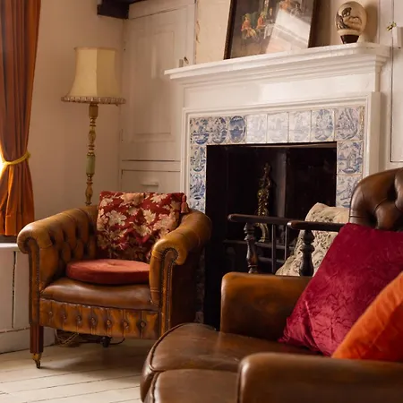Half Moon House - Timeless Charm With Sea Views *
